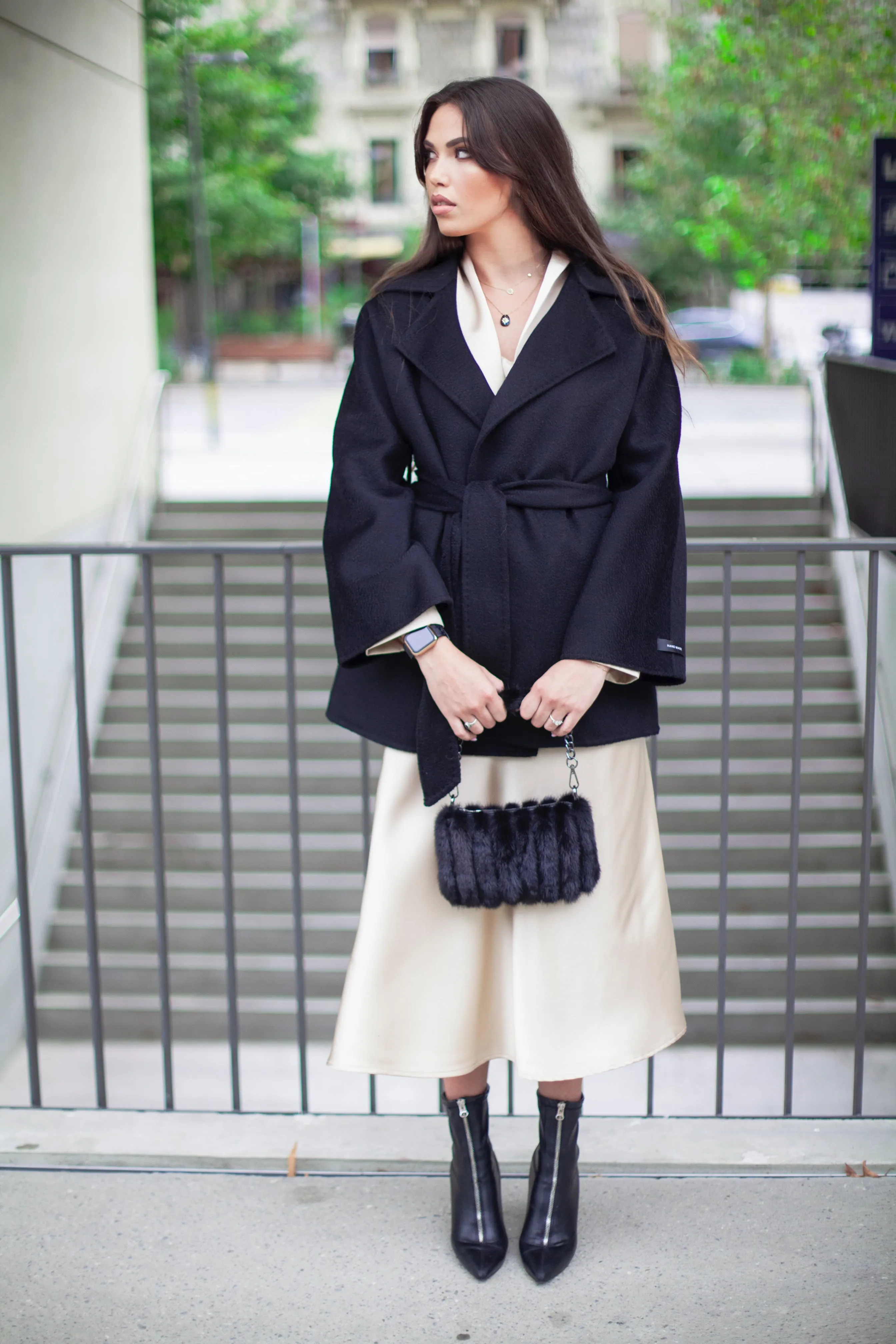 BLACK SHORT CUT WOOL COAT