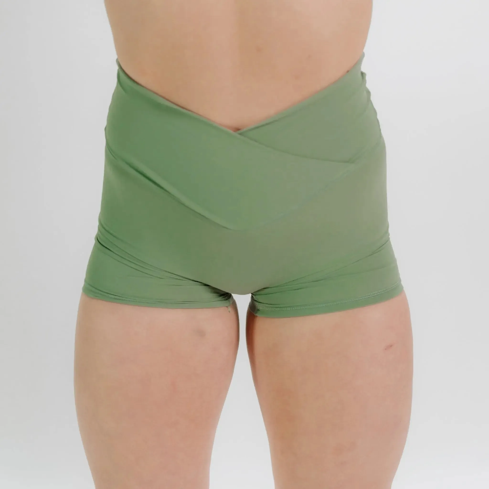 ENDURANCE V-WAIST SHORTS 5.5"