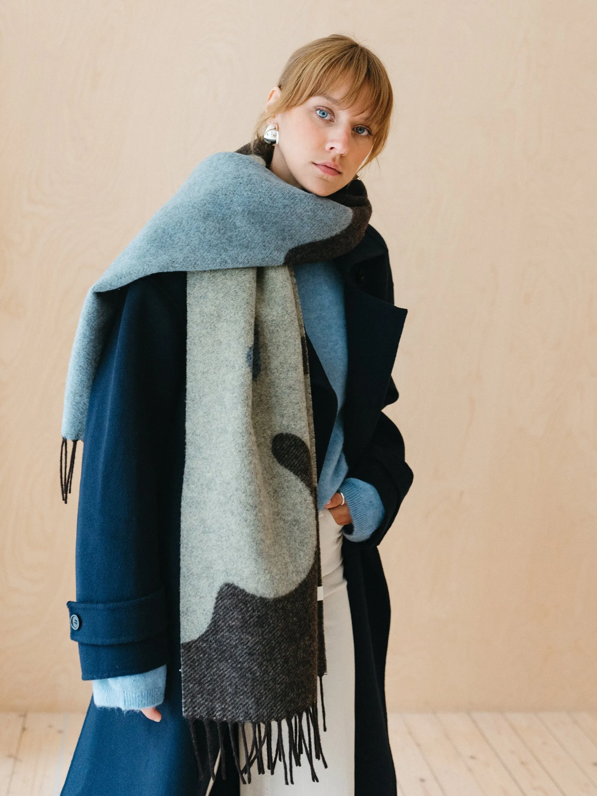 Lambswool oversized scarf in flora jacquard