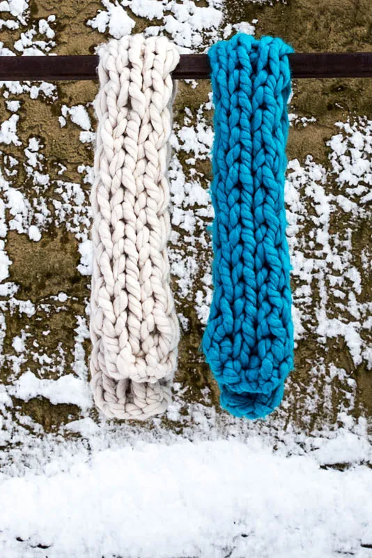 Puffy Hand-knit Short Scarf