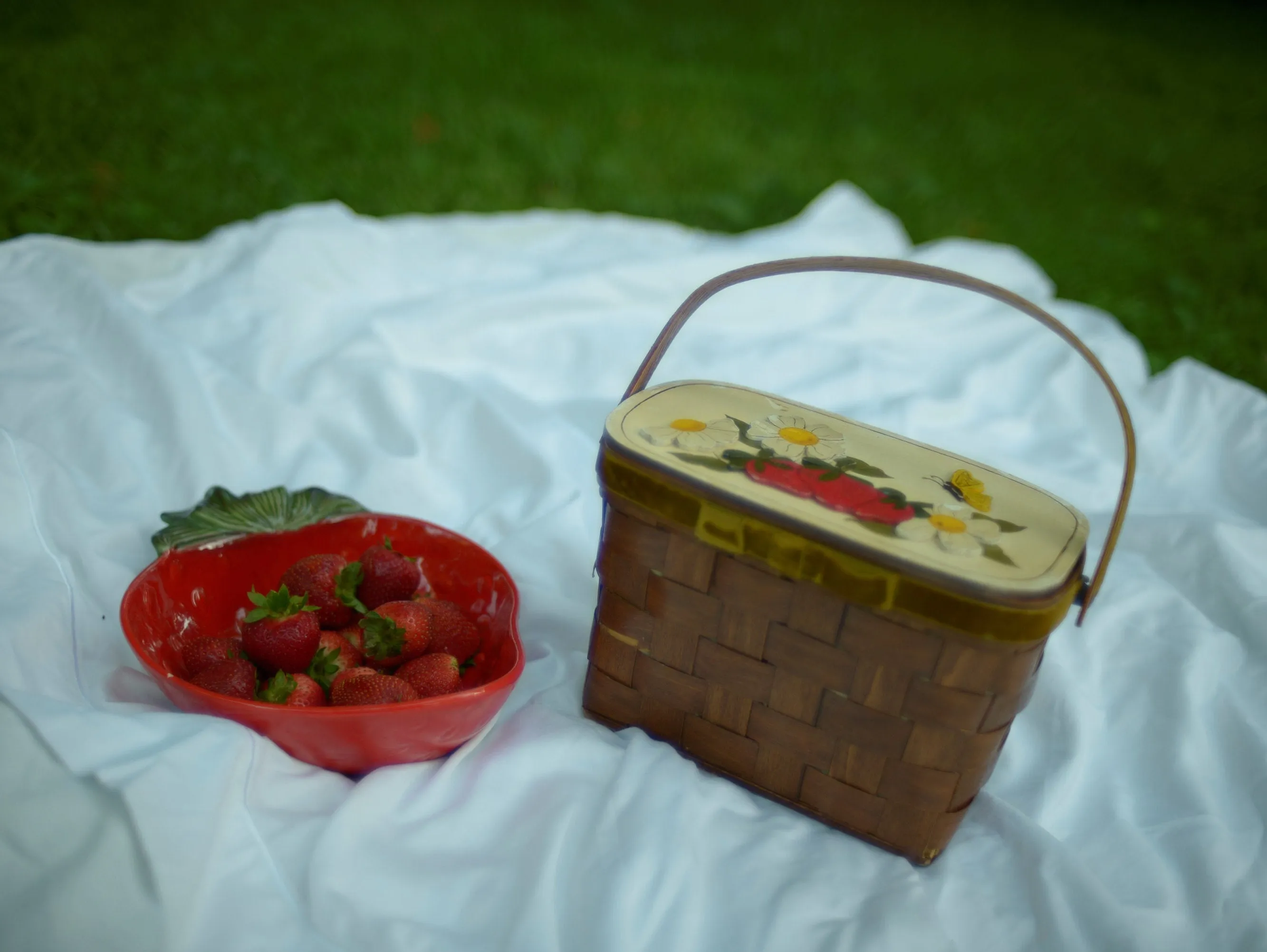 vintage wood carved strawberry top handle basket purse with floral quilted lining, mirror